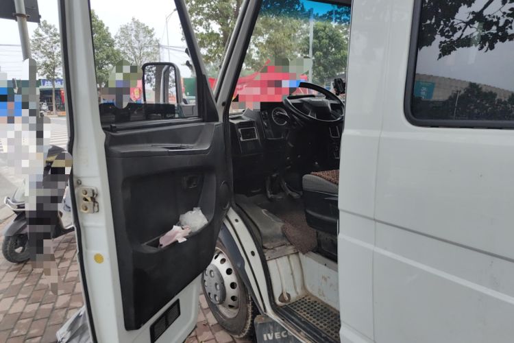 Used Iveco Daily 2020 2.5T A40 Passenger Van Dual Tires Mid-Roof Design 5-9 Seats China VI Emission Standard
