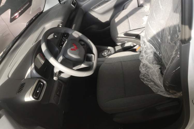 Used Wuling Hongguang New Energy 2025 Extended-Range Hybrid 50 km Utility Version
