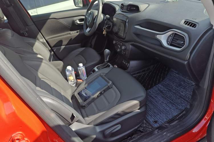 Used  Renegade 2019 220T Automatic Leading Edition