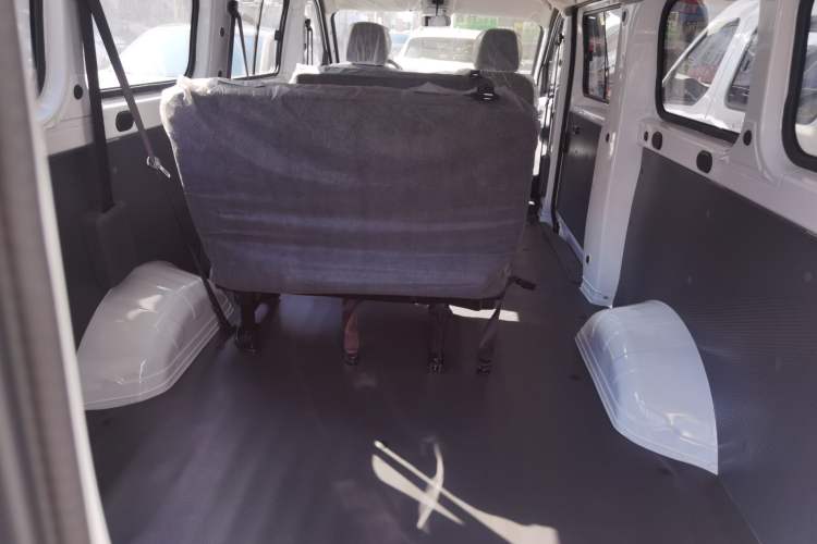 Used Wuling Yangguang 2024 300KM Comfort Version Passenger Van 75kW
