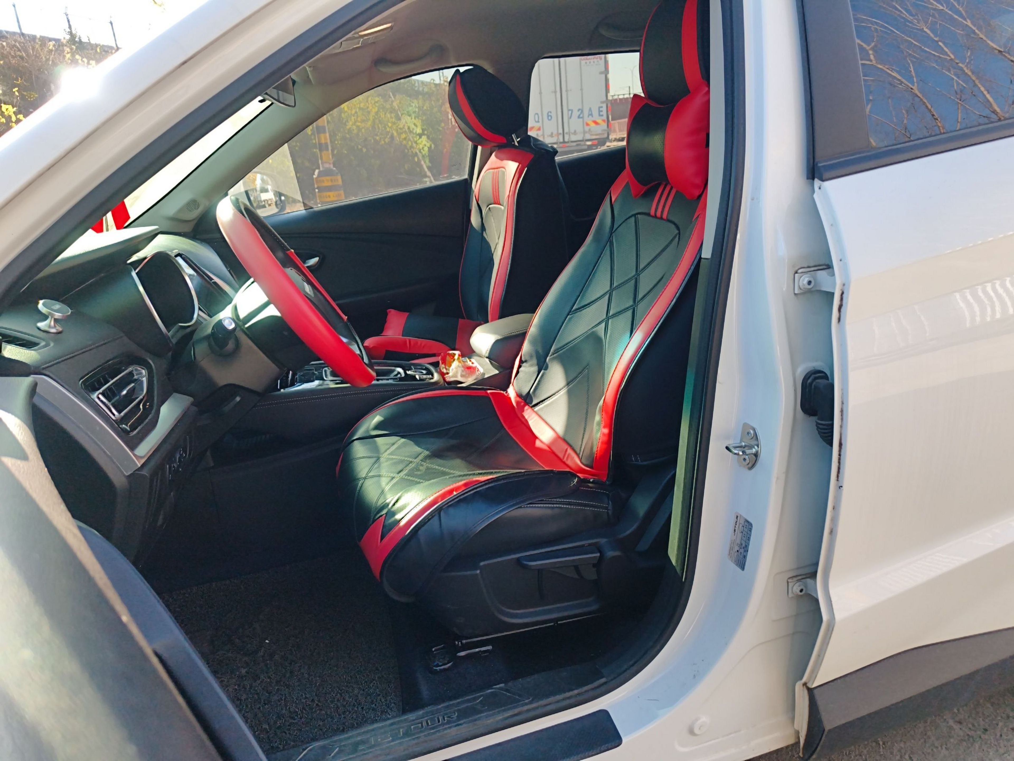 المقاعد الأمامية داخل السيارة