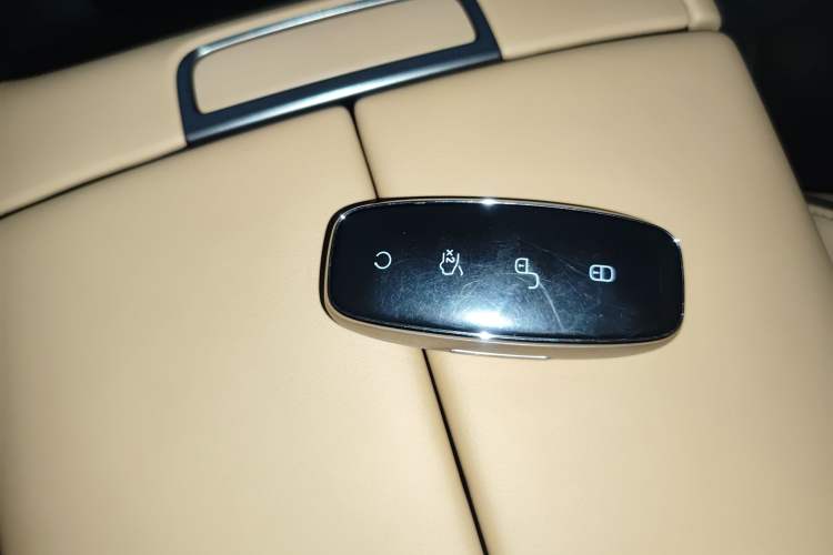 Used Denza D9 2024 DM-i 1050 Luxury Model
