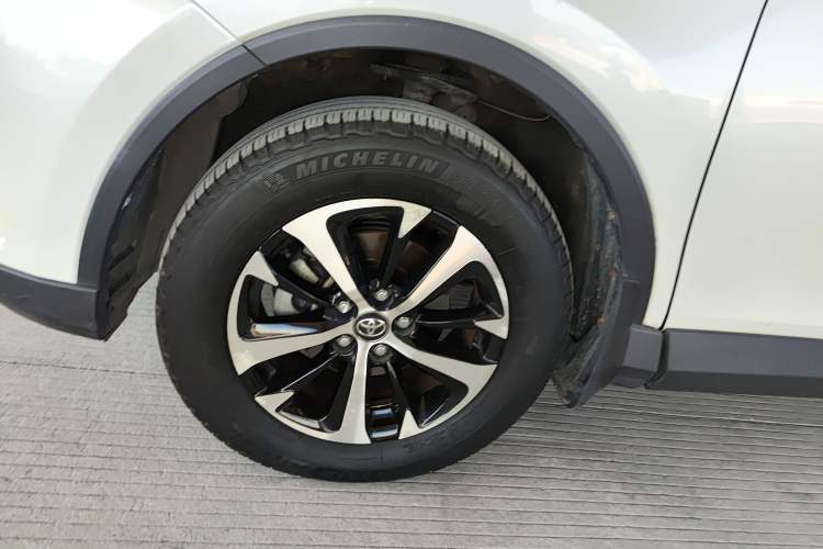 Used Toyota RAV4 2016 2.0L CVT Two-Wheel Drive Fashion Edition China V Standard
