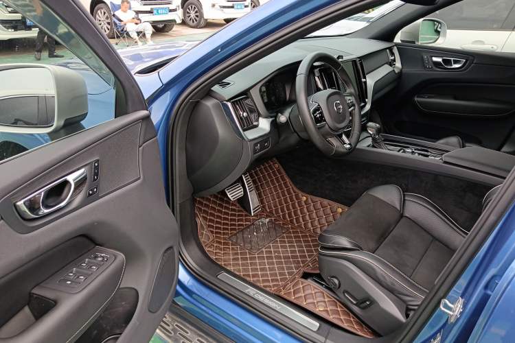 Used Volvo XC60 2019 T5 4x4 Smart & Dynamic Sport Edition China VI Standard
