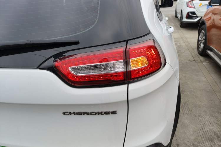 Used  Cherokee 2016 2.4L 75th Anniversary Edition
