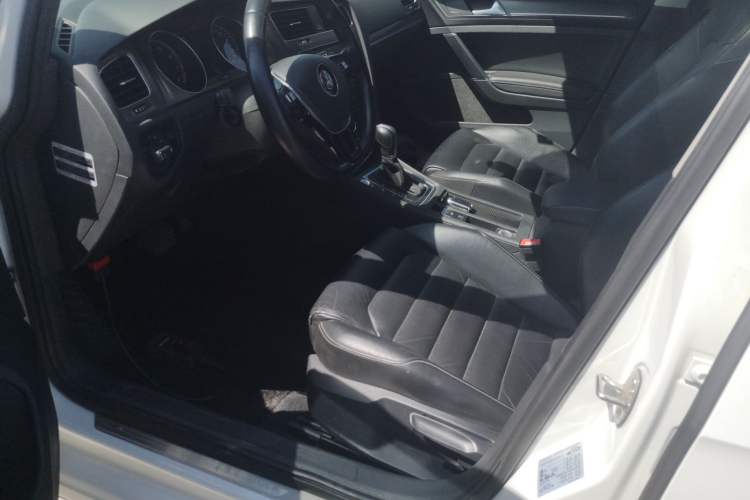 Used Volkswagen Golf 2016 230TSI Automatic Luxury Version
