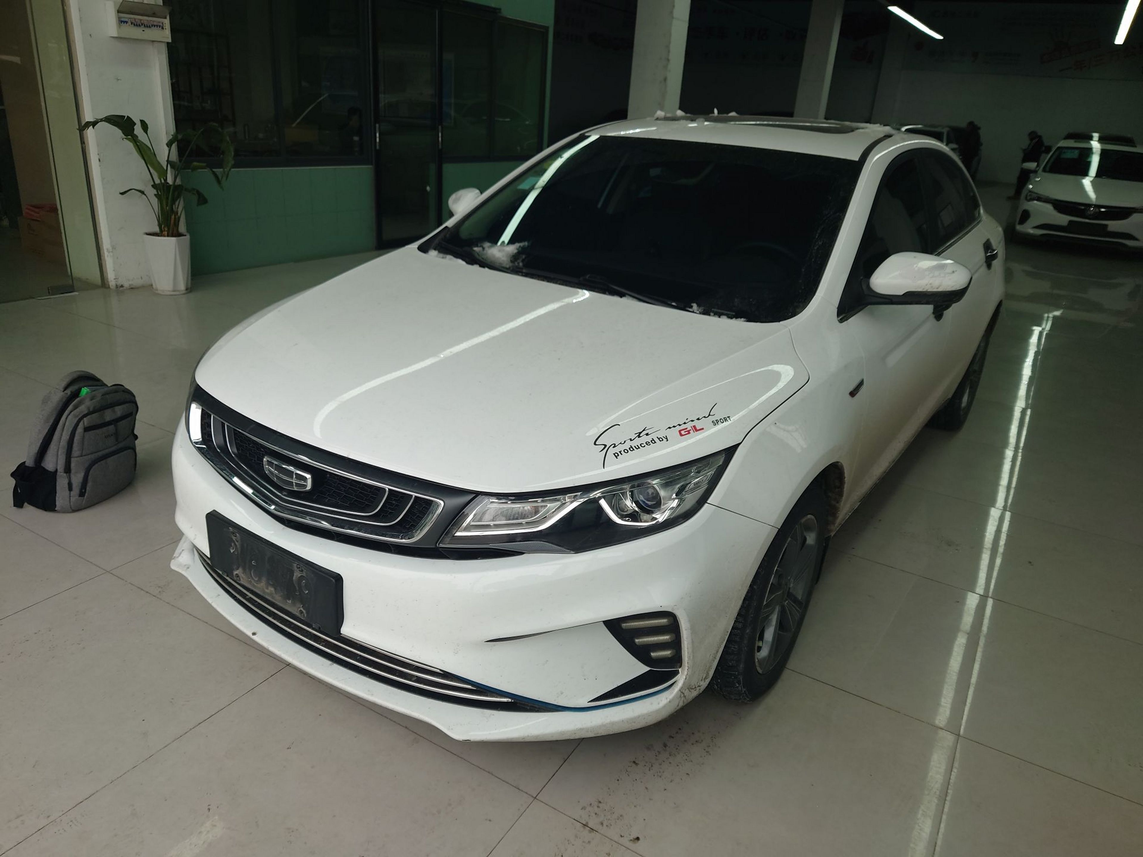 Под передней частью автомобиля