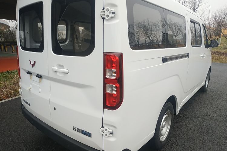 Used Wuling Yangguang 2024 300KM Comfort Version Passenger Van 75kW
