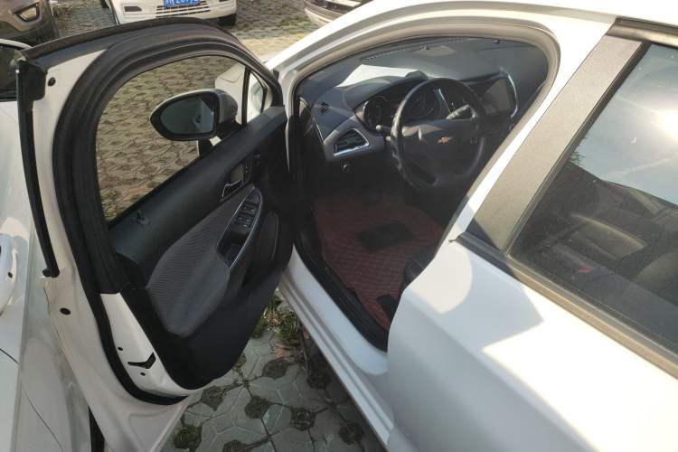 Used Chevrolet Cruze 2017 1.5L Automatic Pioneer Sunroof Edition
