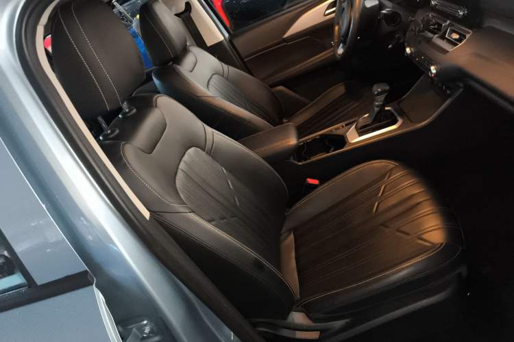 Used Great Wall King Kong Poer 2023 2.0T Automatic Diesel Two-Wheel-Drive Elite Version Flatbed GW4D20M
