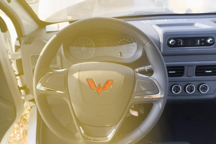 Used Wuling Yangguang 2024 300KM Comfort Version Passenger Van 75kW
