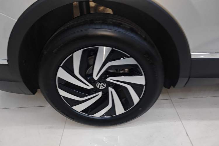 Used Volkswagen Tiguan L 2025 Model, Outstanding Version, 300TSI Automatic Two-Wheel Drive Longteng Edition