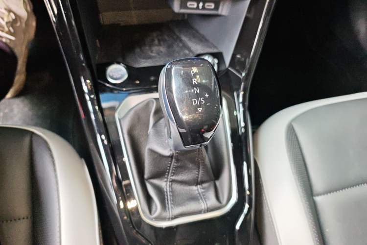 Used Volkswagen T-ROC 2023 300TSI DSG Two-Wheel-Drive Chen Guang Edition
