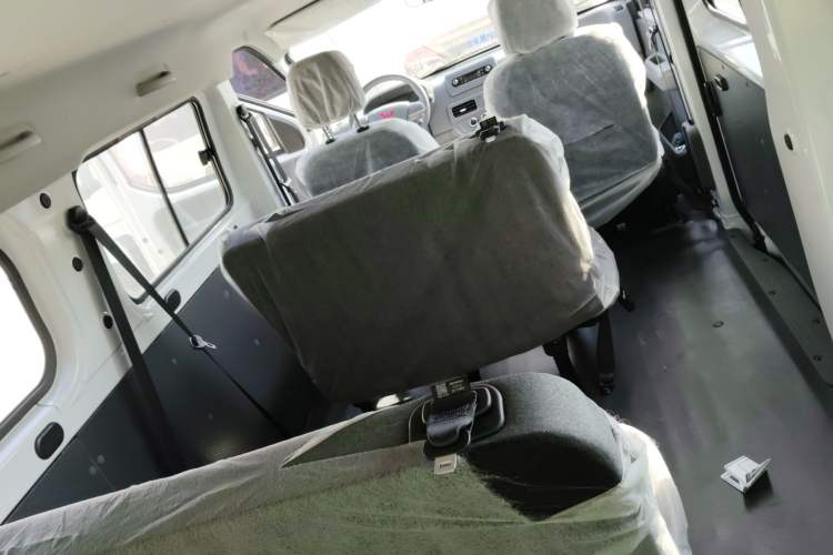 Used Wuling Yangguang 2024 300KM Comfort Version Passenger Van 75kW
