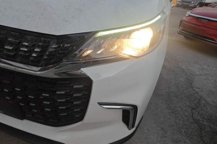 Used SAIC MAXUS EUNIQ 5 2022 Elite Edition Six-Seater
