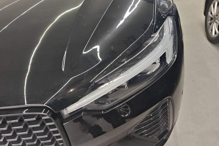 Used Volvo XC60 New Energy 2025 Plug-in Hybrid Long-Range All-Wheel Drive Zhiyuan Extreme Night Black Edition
