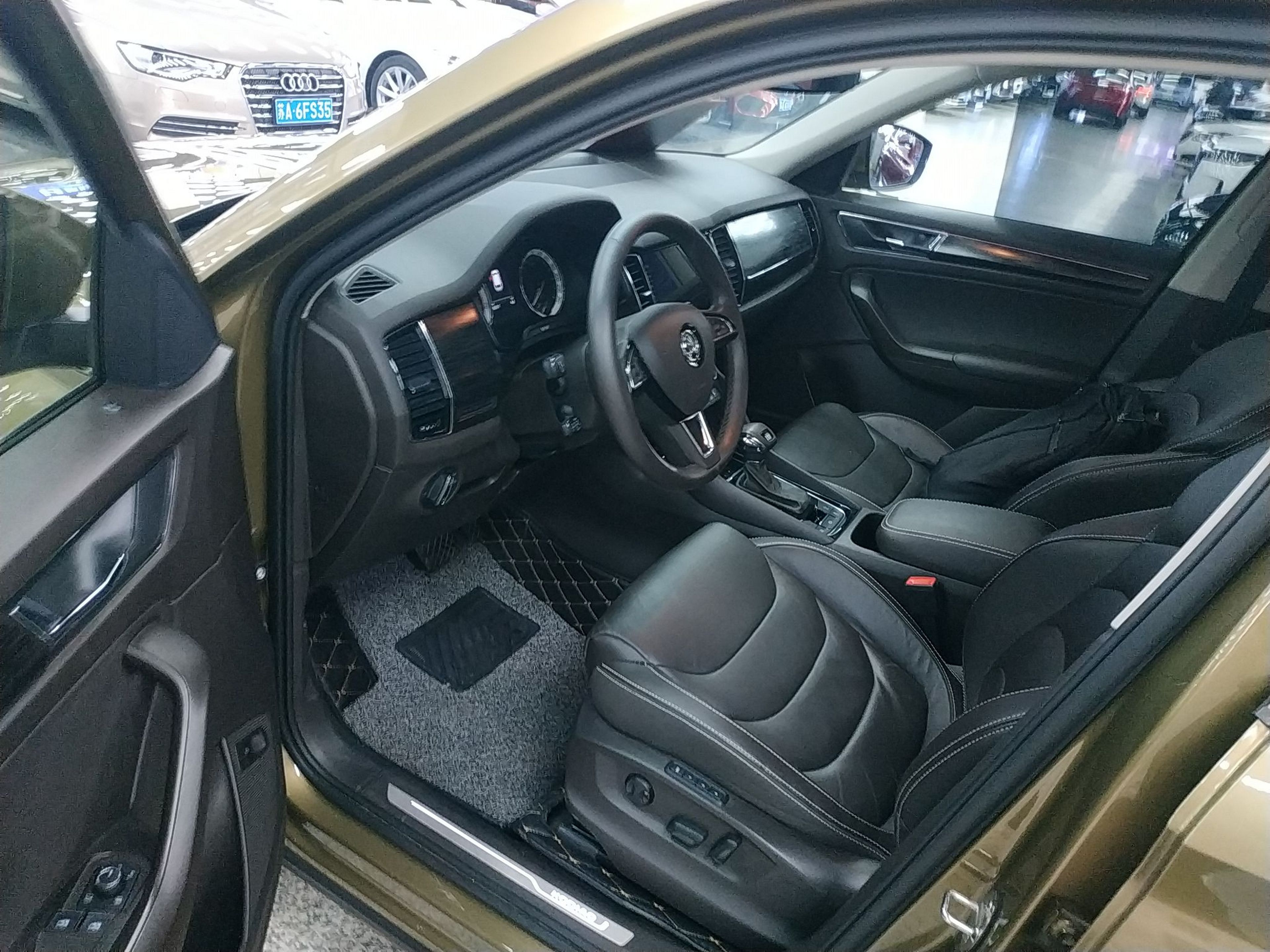 Переднее сиденье в автомобиле