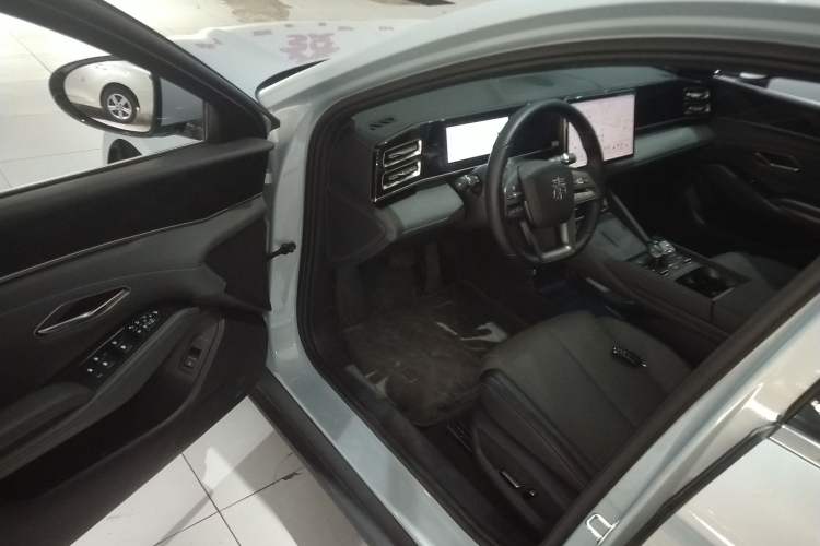 Used BYD Qin L 2025 DM-i Smart Drive 120KM Superior Model