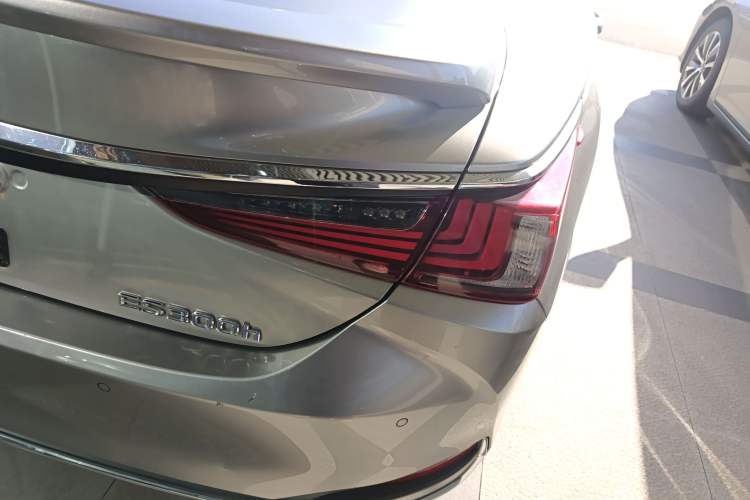 Used Lexus ES 2020 300h Premier Edition
