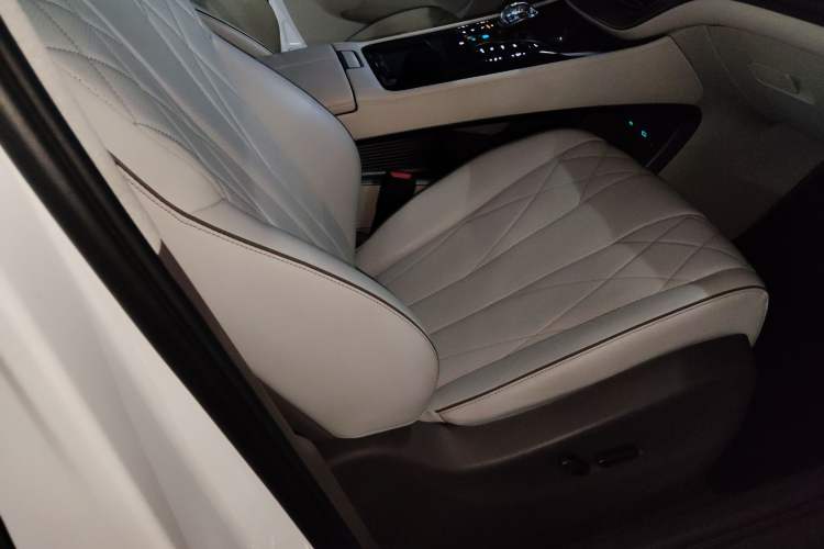 Used Denza D9 2022 EV 600 Four-Wheel Drive Prestige Model
