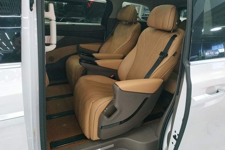 Used Denza D9 2022 DM-i 970 Four-Wheel Drive Prestige Model
