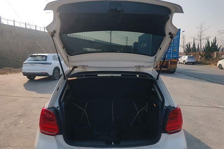 Used Volkswagen Polo 2016 1.4L Manual Fashion Model