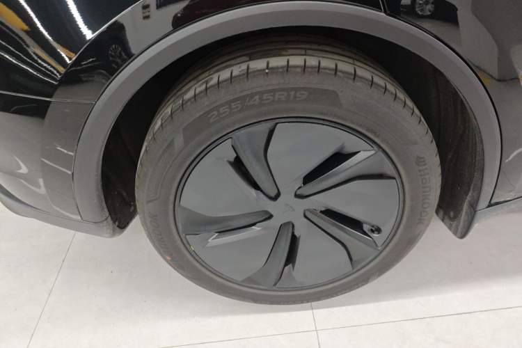 Used Tesla Model Y 2025 Long-Range All-Wheel-Drive Version
