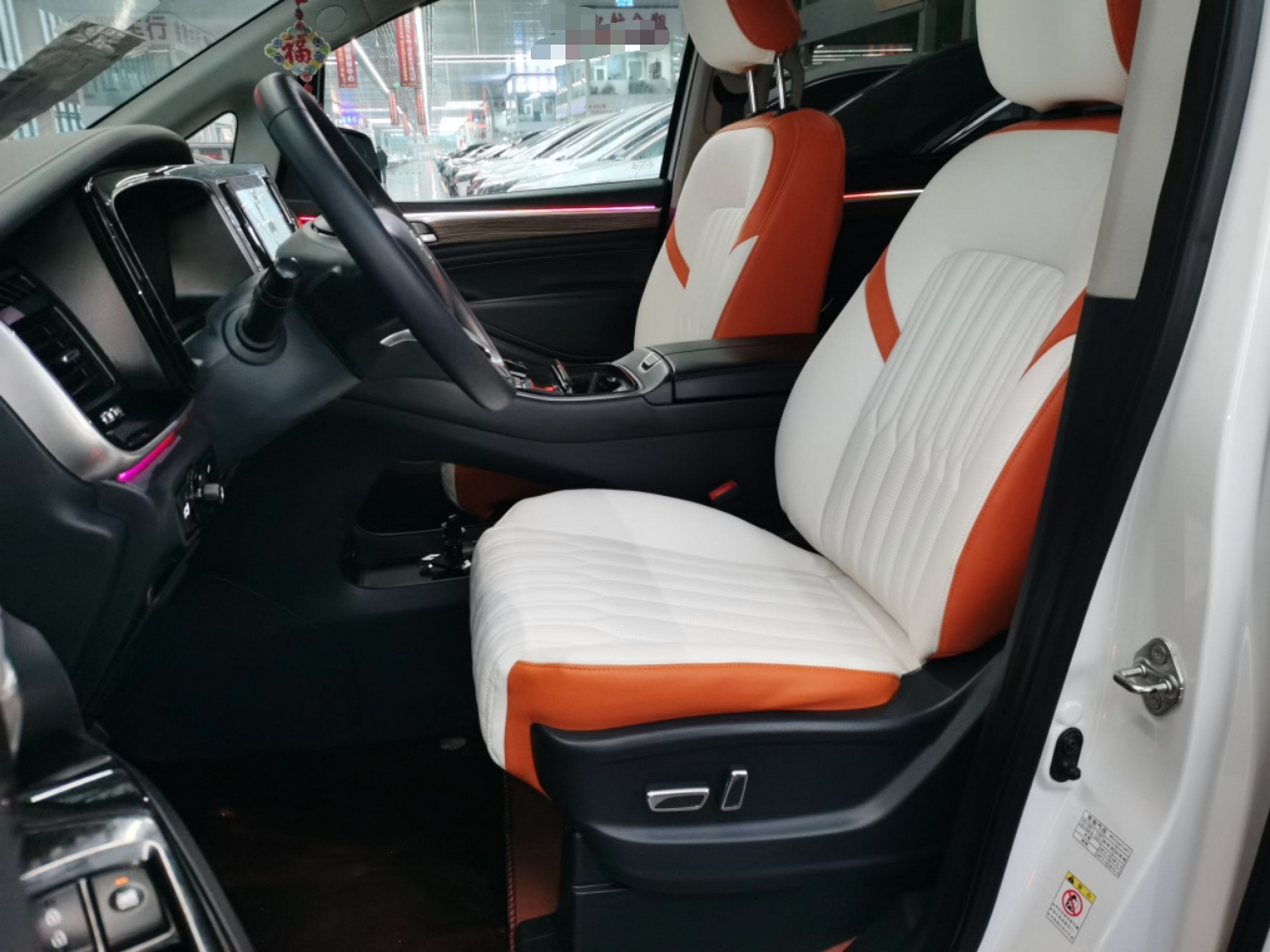 المقاعد الأمامية داخل السيارة