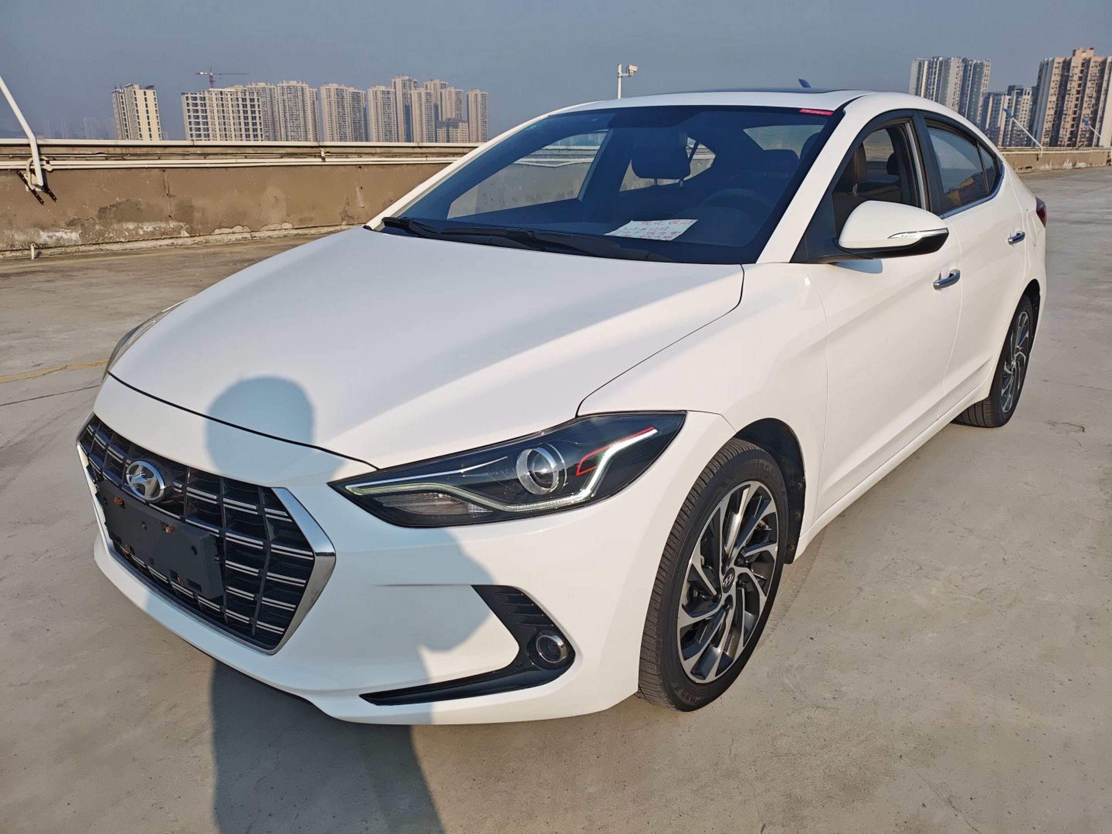 تحت مقدمة السيارة