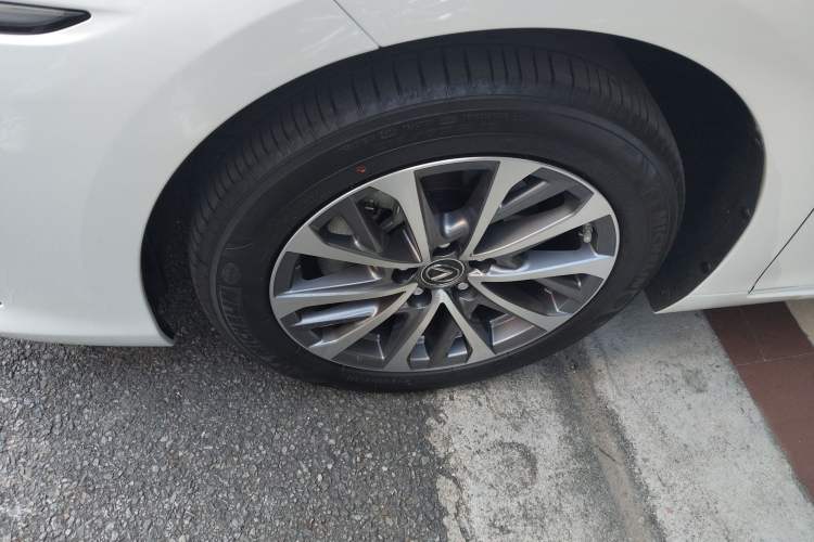 Used Lexus ES 2025 300h Deluxe Edition