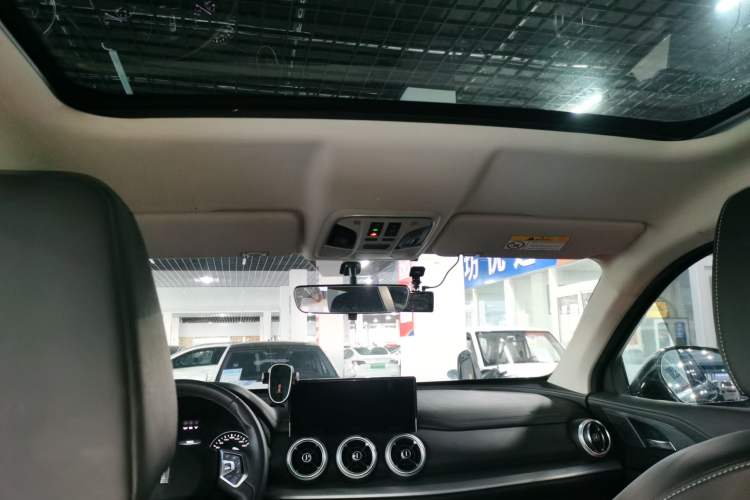 Used Wey VV5 2021 1.5T Two-Wheel Drive Color Pioneer
