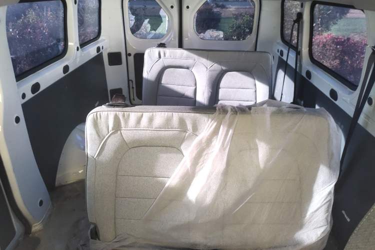 Used Wuling Yangguang 2024 300km Comfort-Grade Passenger Van 60kW
