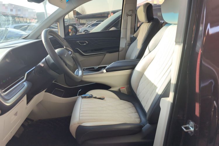 Used SAIC MAXUS G90 2023 2.0T Xingyun 7-Seater Version
