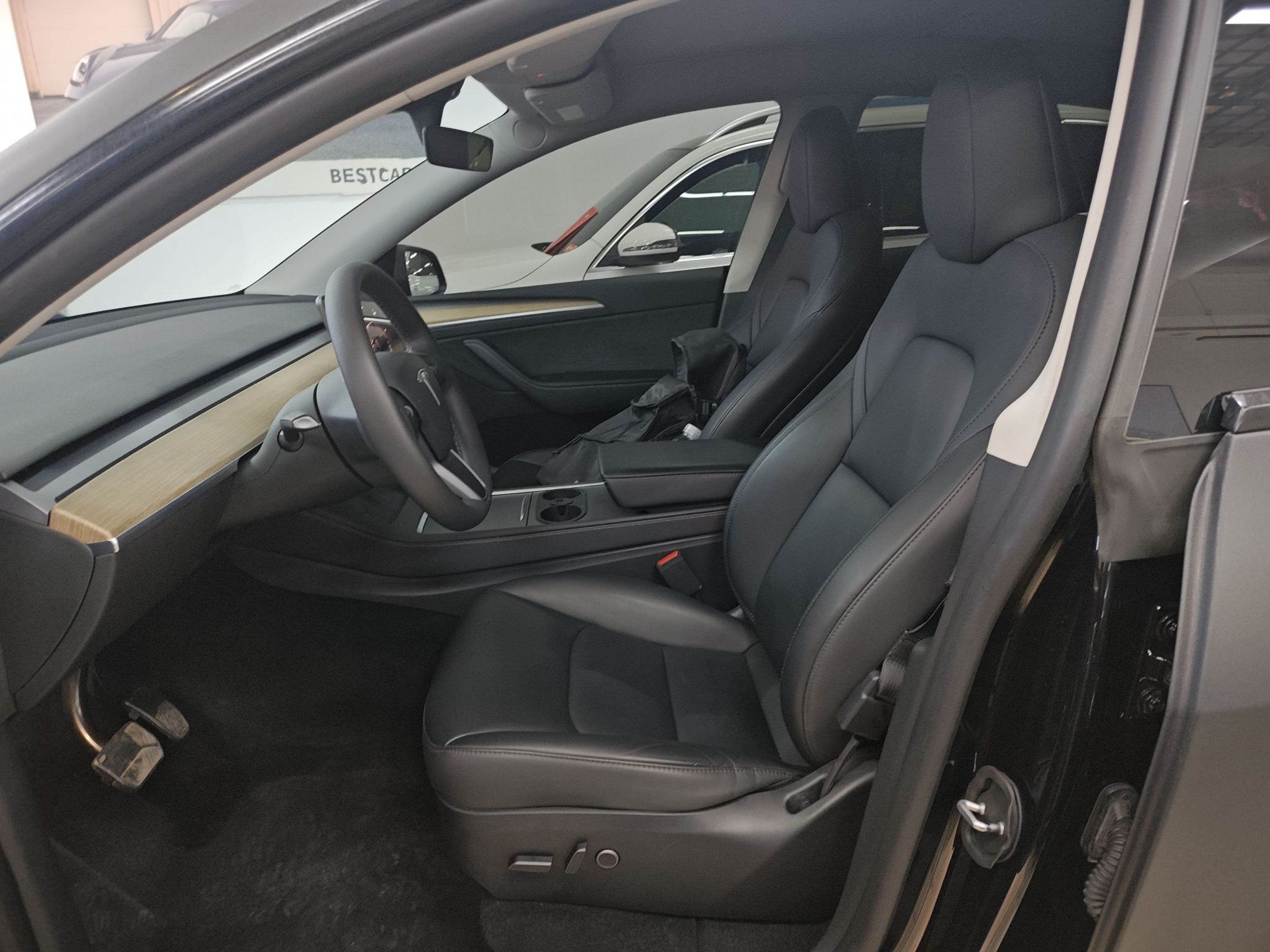 Переднее сиденье в автомобиле