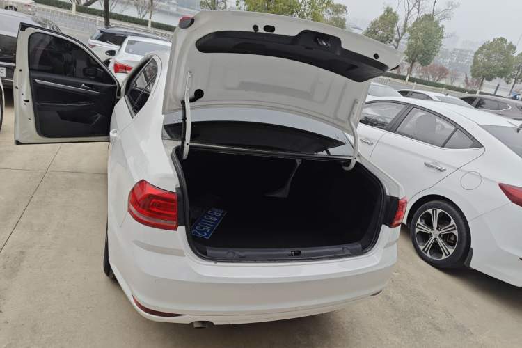 Used Volkswagen Lavida 2015 1.6L Manual Fashion Edition
