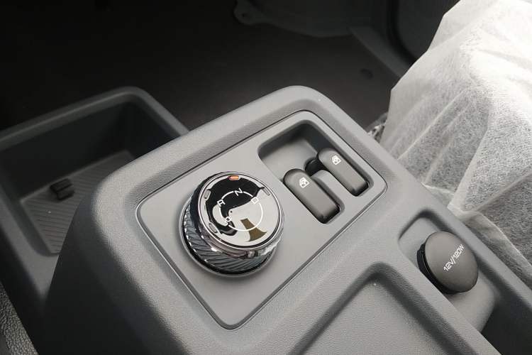 Used Wuling Yangguang 2024 300KM Comfort Version Passenger Van 75kW
