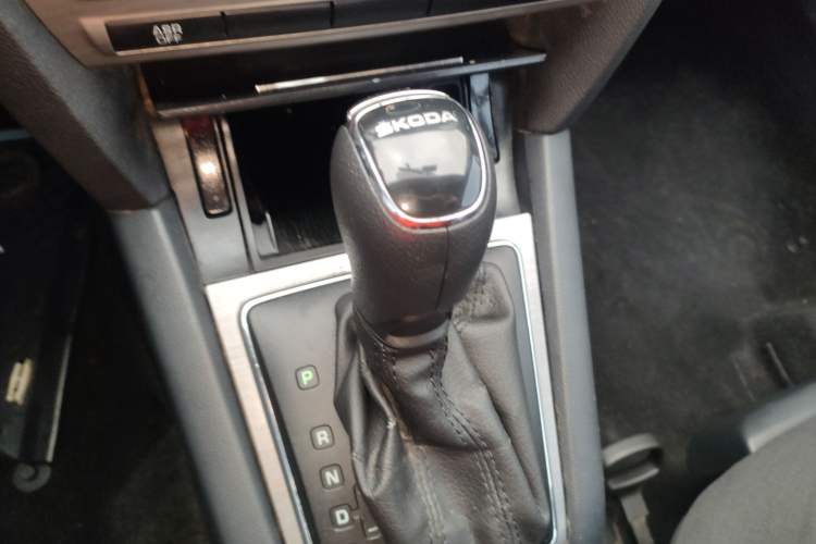 Used Skoda Octavia 2015 Classic Model 1.6L Automatic Elegance Edition
