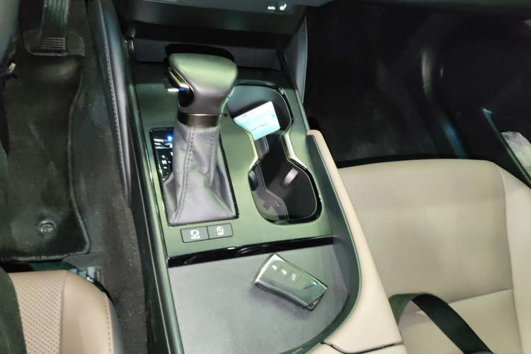 Used Lexus ES 2023 200 Excellence Edition
