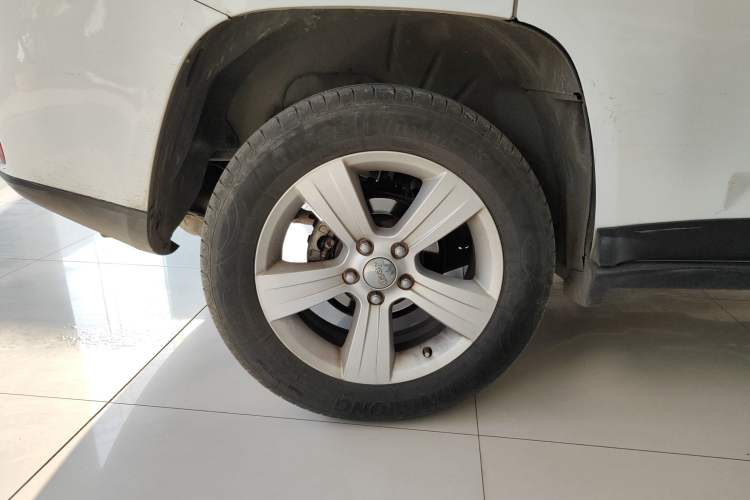 Used  Compass 2015 2.0L two-wheel drive sport version