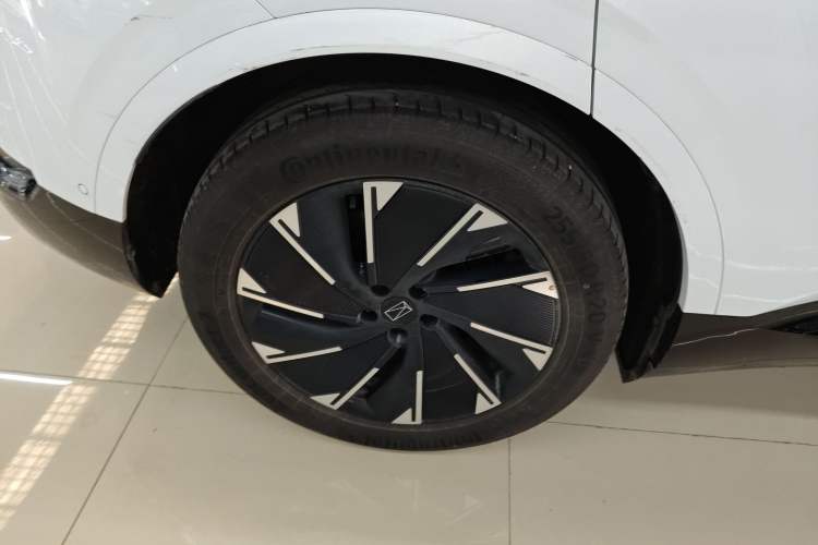 Used  07 2024 Ultra All-Electric Four-Wheel Drive
