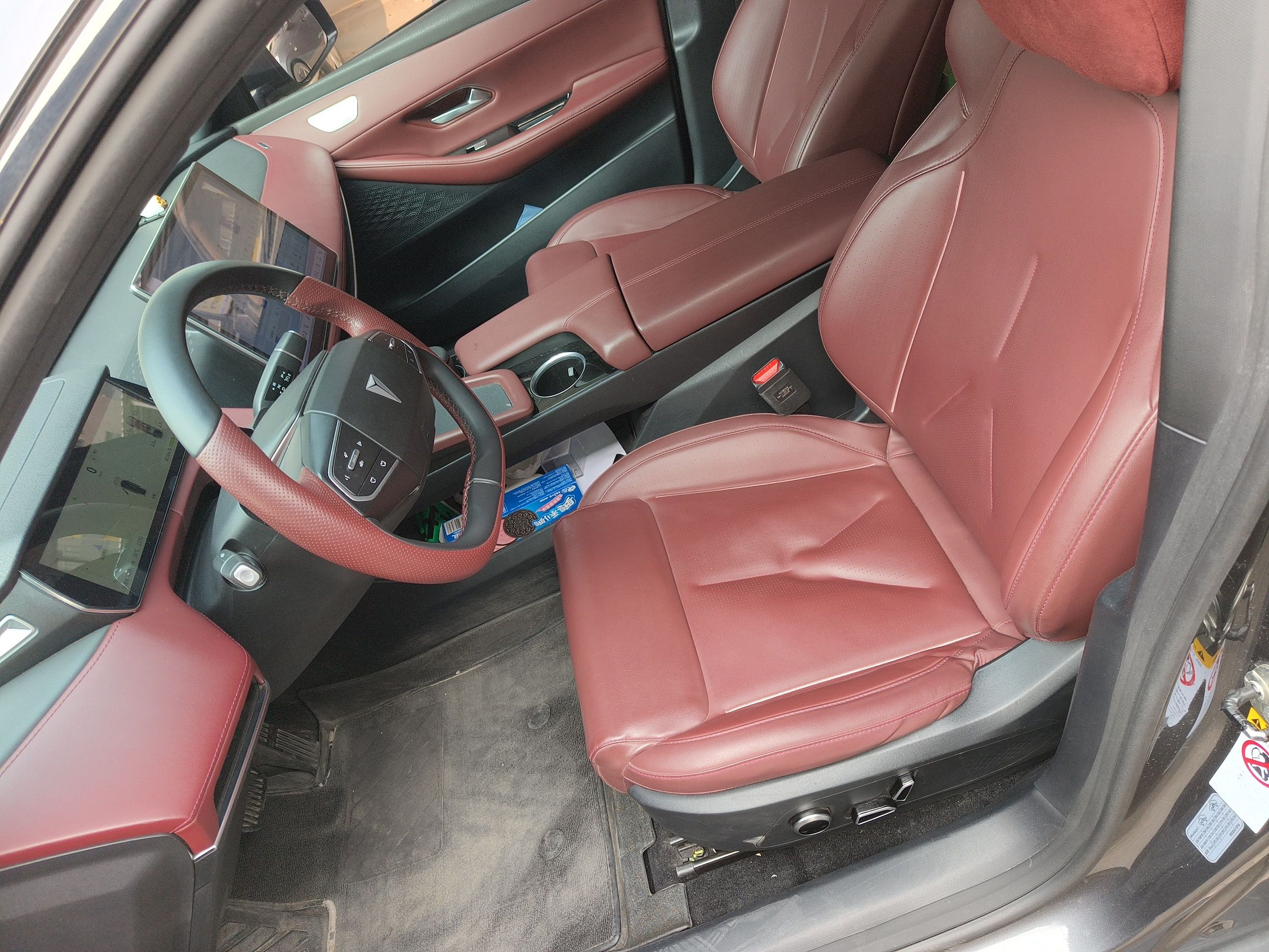 المقاعد الأمامية داخل السيارة