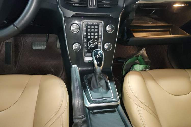 Used Volvo V40 2017 T3 Zhiyi Edition
