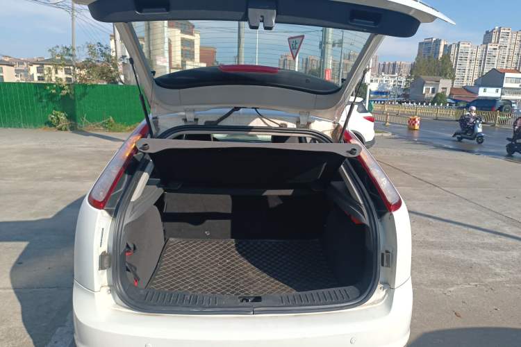 Used Ford Focus 2013 Hatchback Classic 1.8L Automatic Base Model
