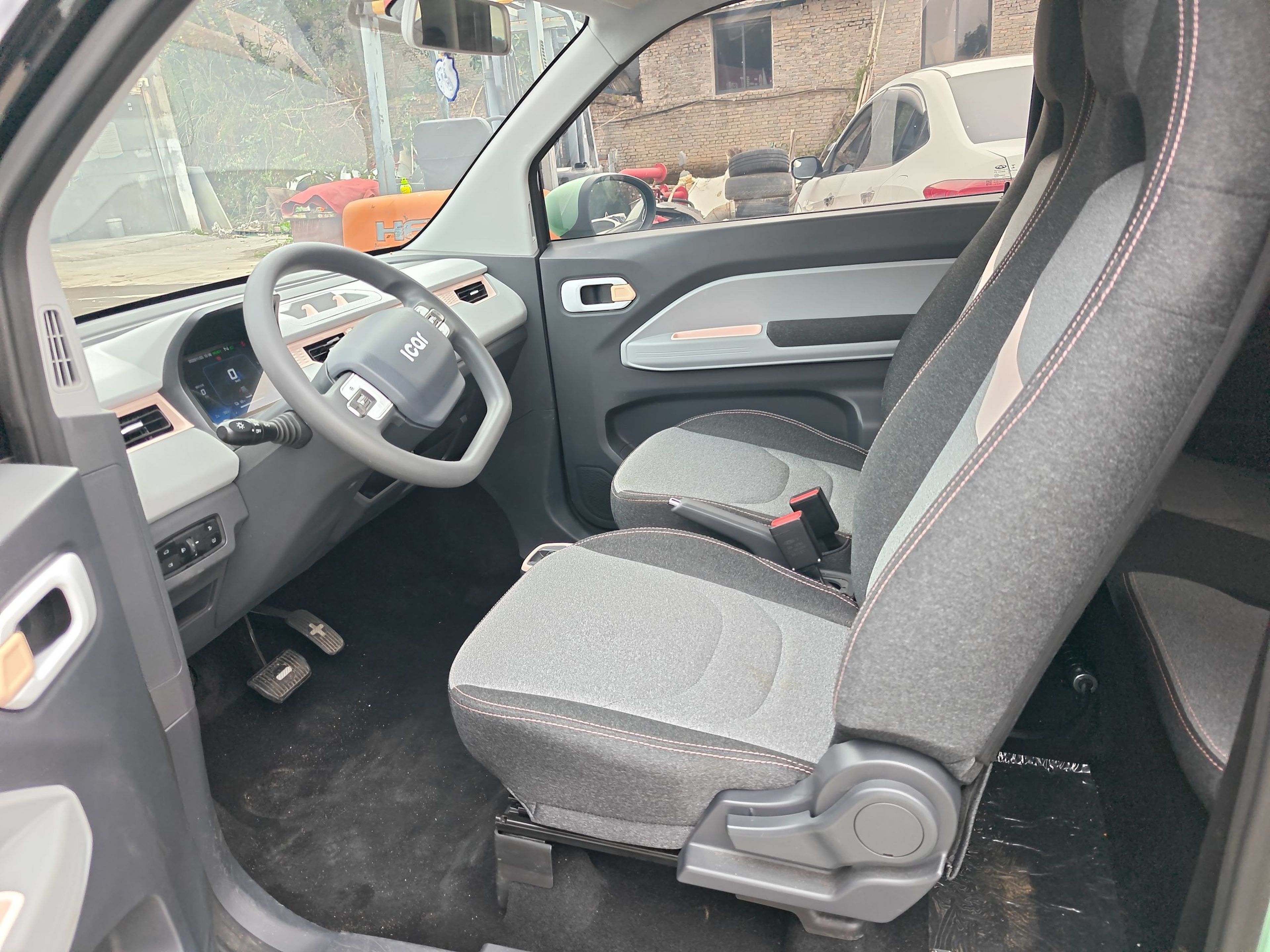 Переднее сиденье в автомобиле