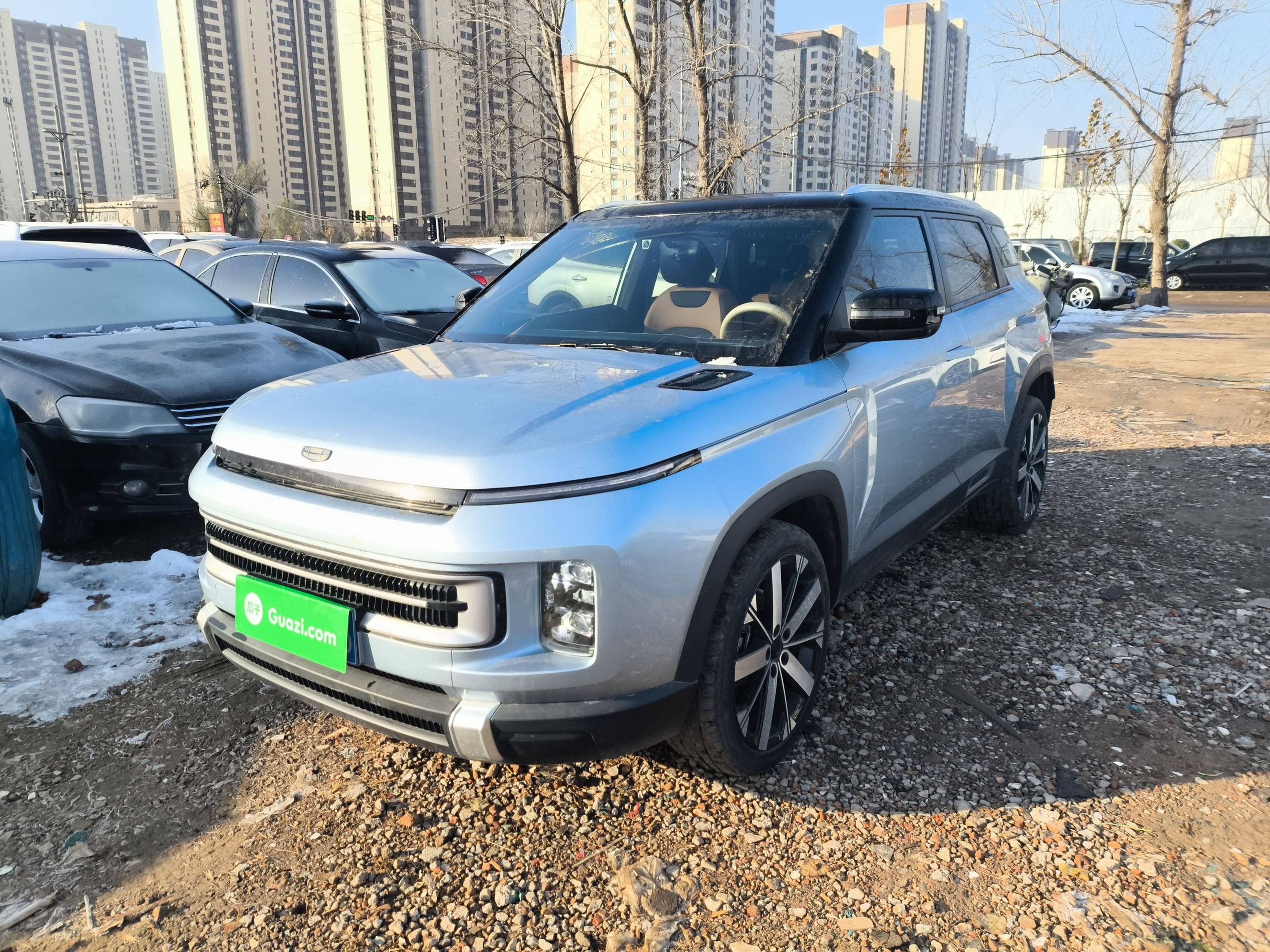 Под передней частью автомобиля