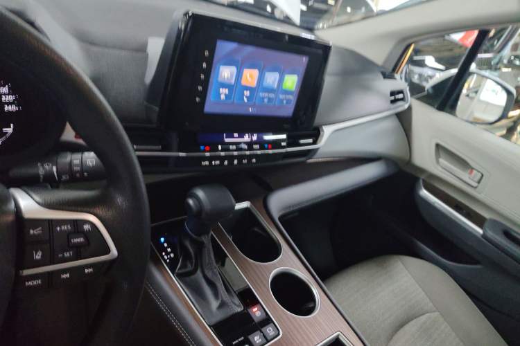 Used Toyota Sienna 2023 2.5L Hybrid Comfort Edition
