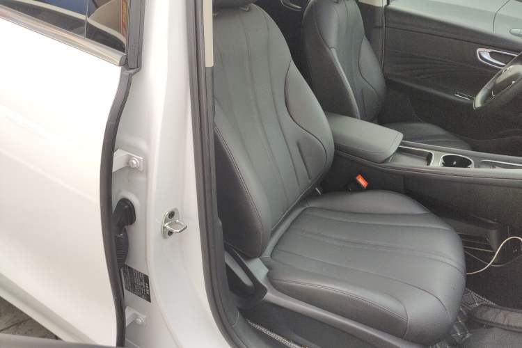 Used Roewe D7 2023 DMH 125km Superior Edition
