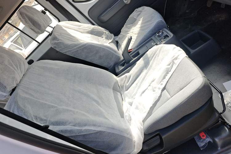 Used Wuling Yangguang 2024 300KM Comfort Version Passenger Van 75kW