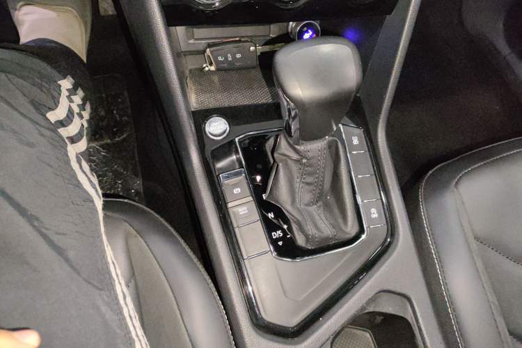 Used Volkswagen Tiguan L 2019 Updated Version 330TSI Automatic Two-Wheel Drive Panoramic Comfort Edition China VI Standard
