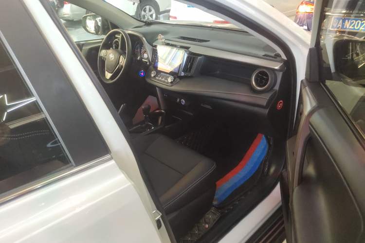 Used Toyota RAV4 2015 2.0L CVT Two-Wheel Drive Fashion Edition
